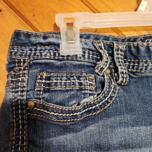 Maurices size 9/10 denim Cuffed And Frayed Bottom Short Shorts - Picture 2 of 11